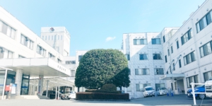 施設周辺の敷地内。複数の白い建物に囲まれた広場スペース